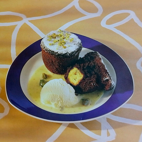 Bolo-suflê de chocolate com calda de chocolate branco